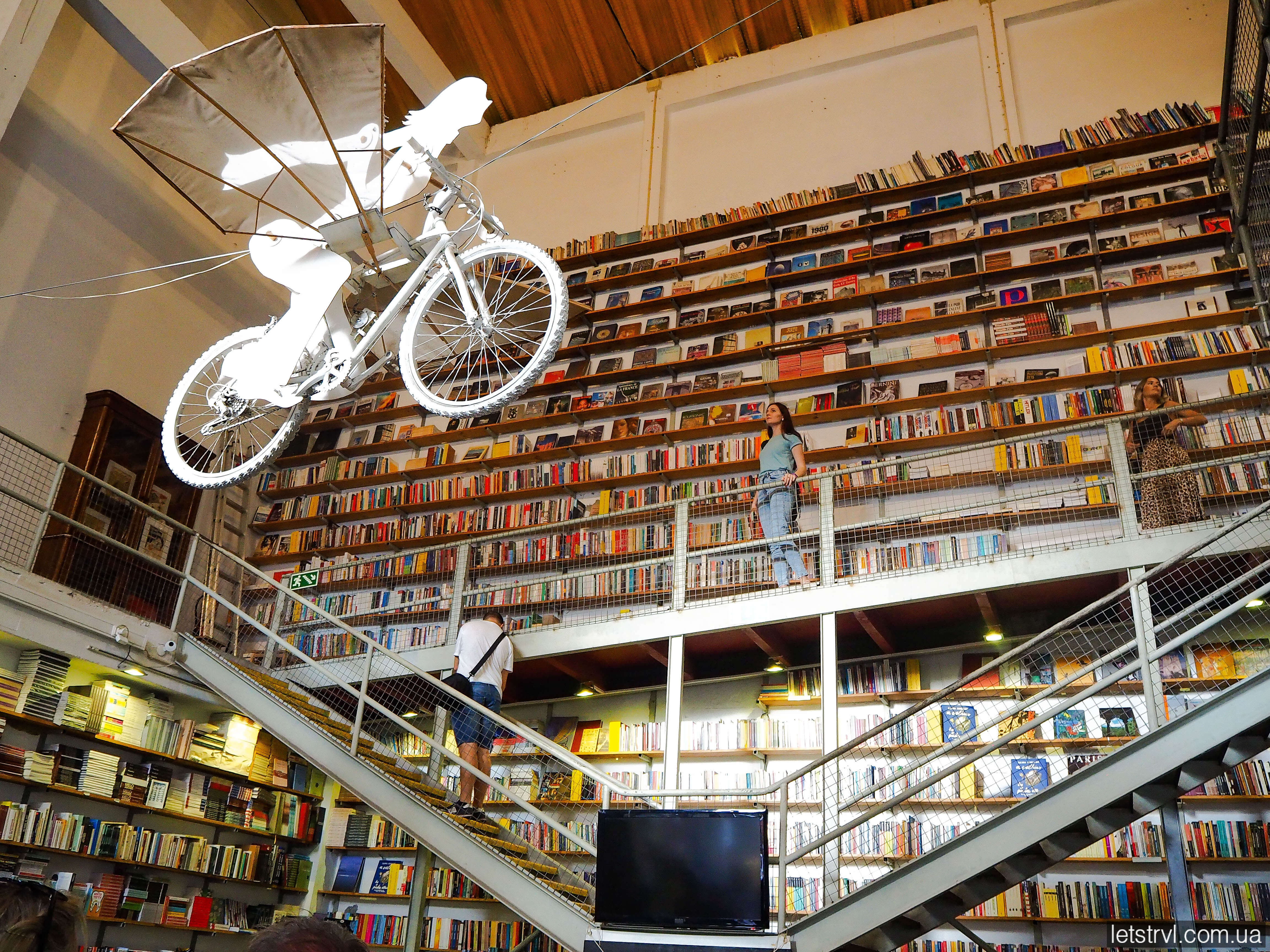 Книгарня в LX факторі Лісабон