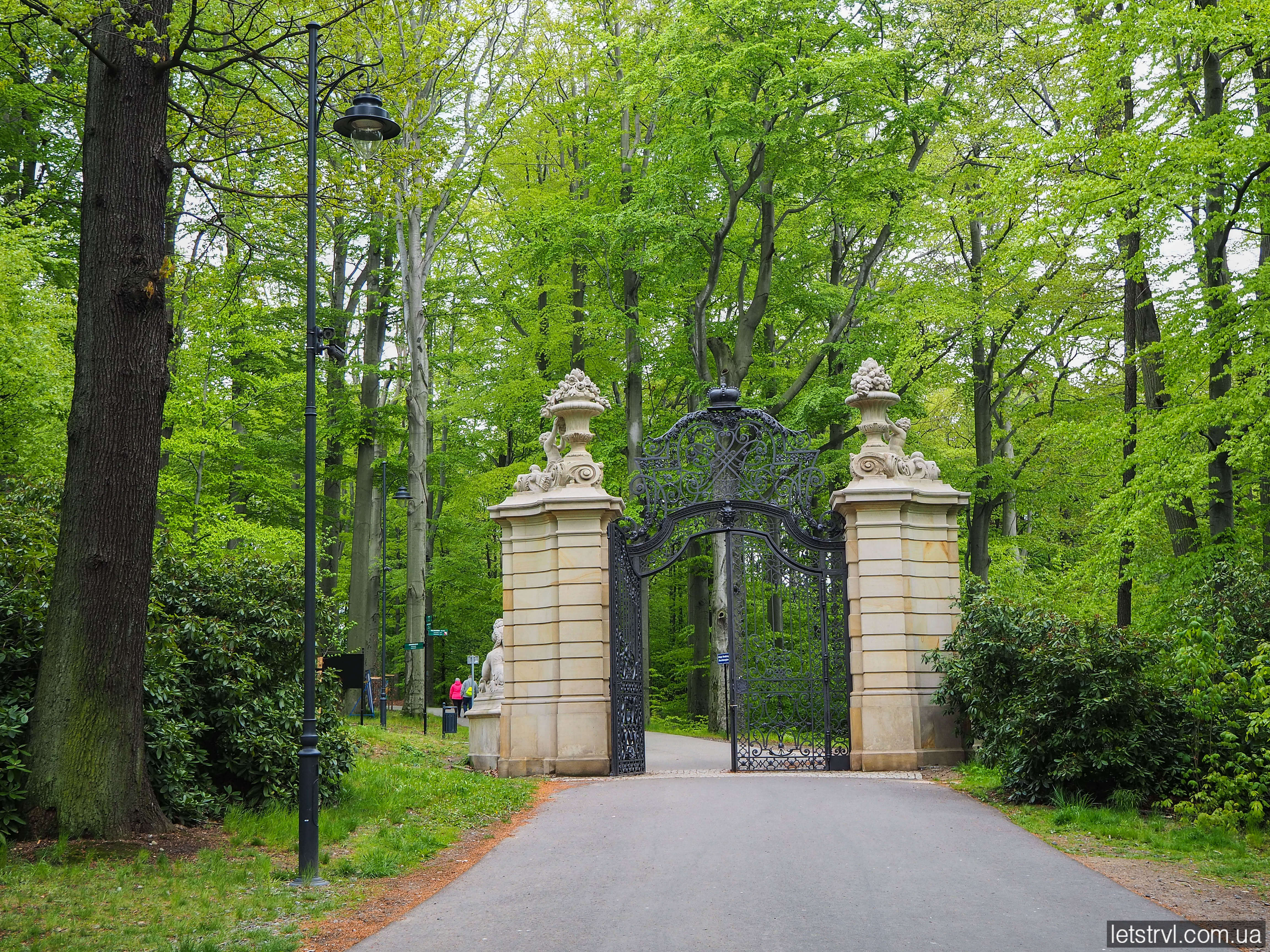 Парк навколо замку Ксьонж