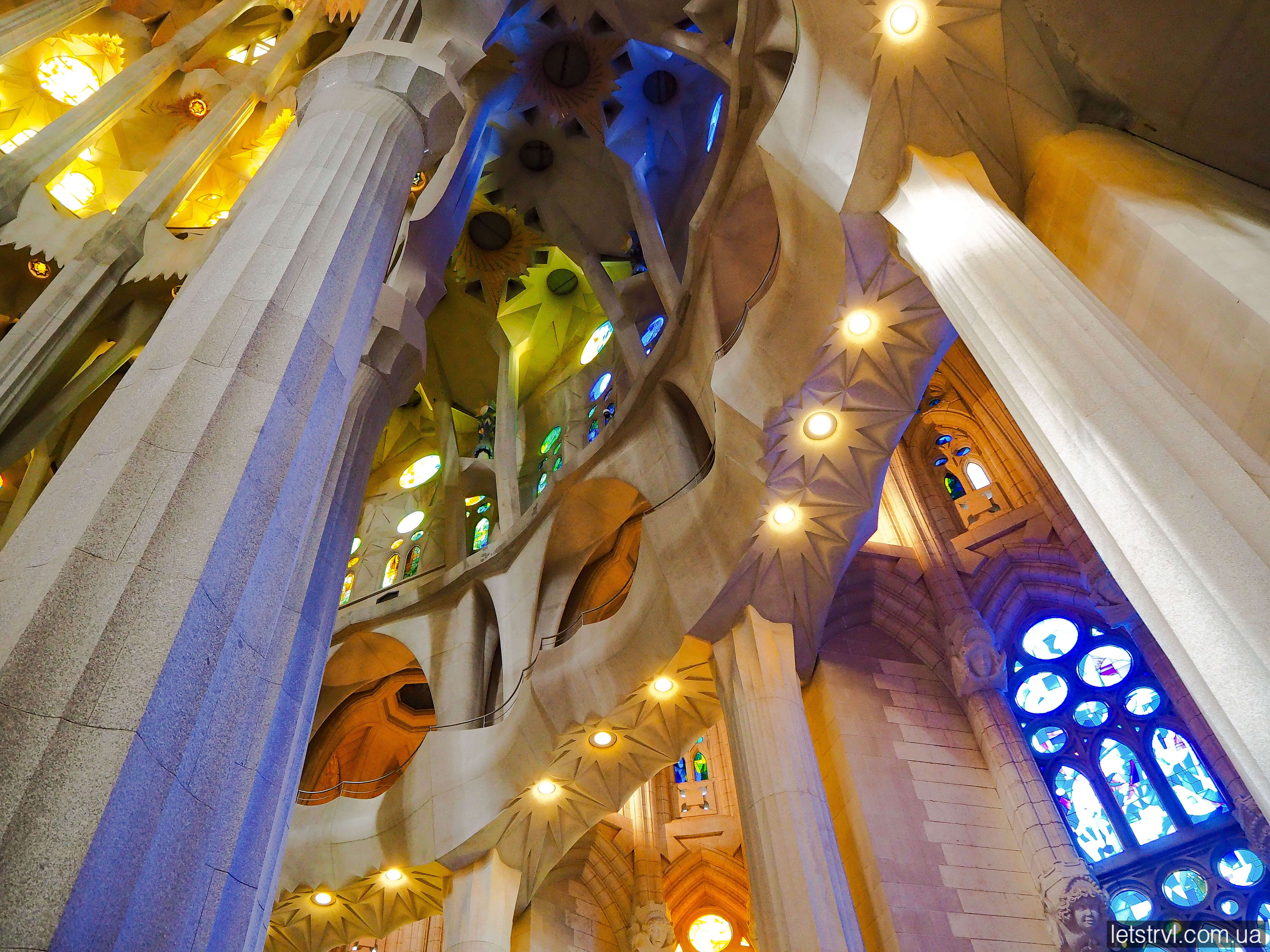 Саграда Фамілія всередині