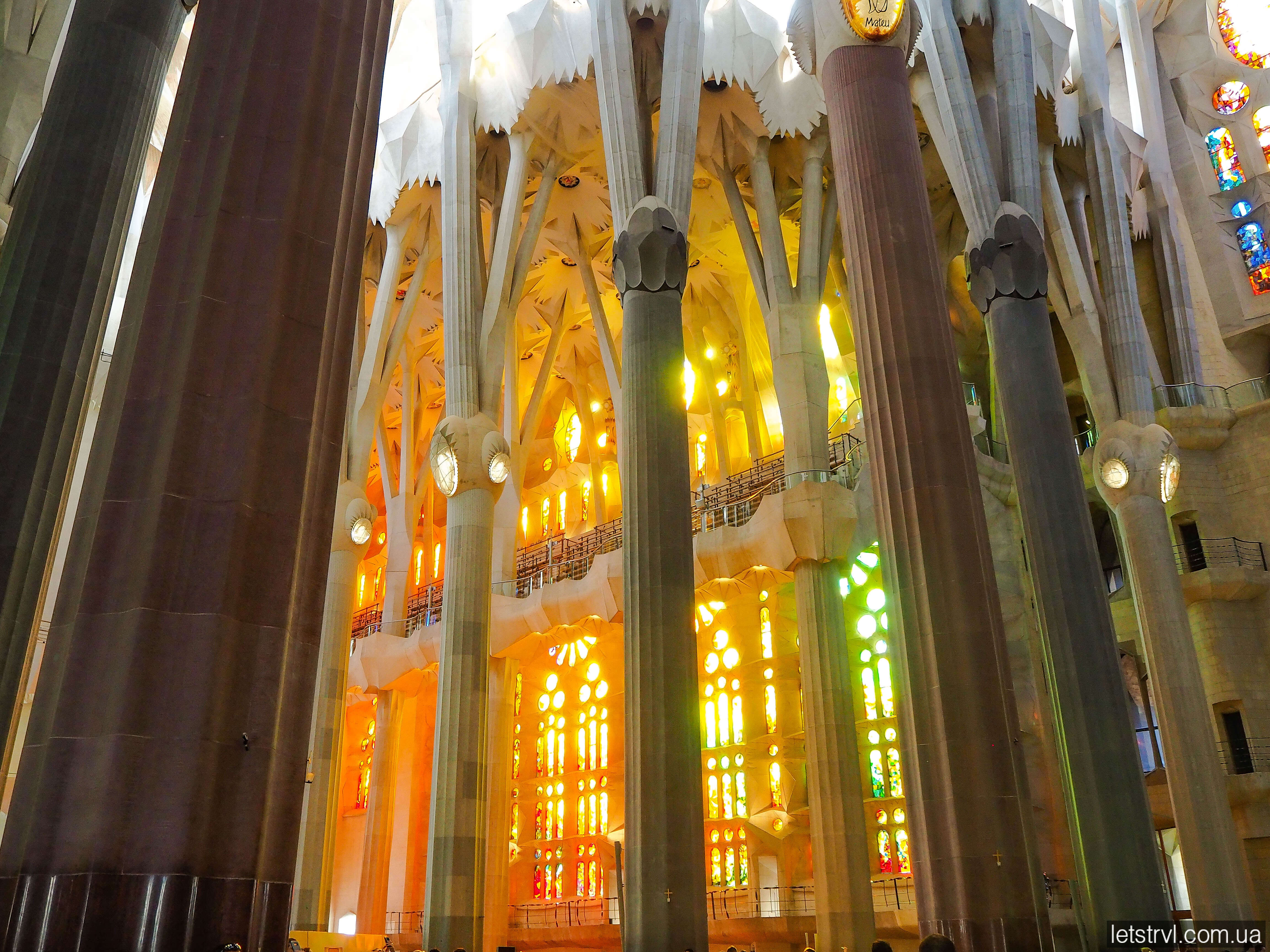Саграда Фамілія всередині