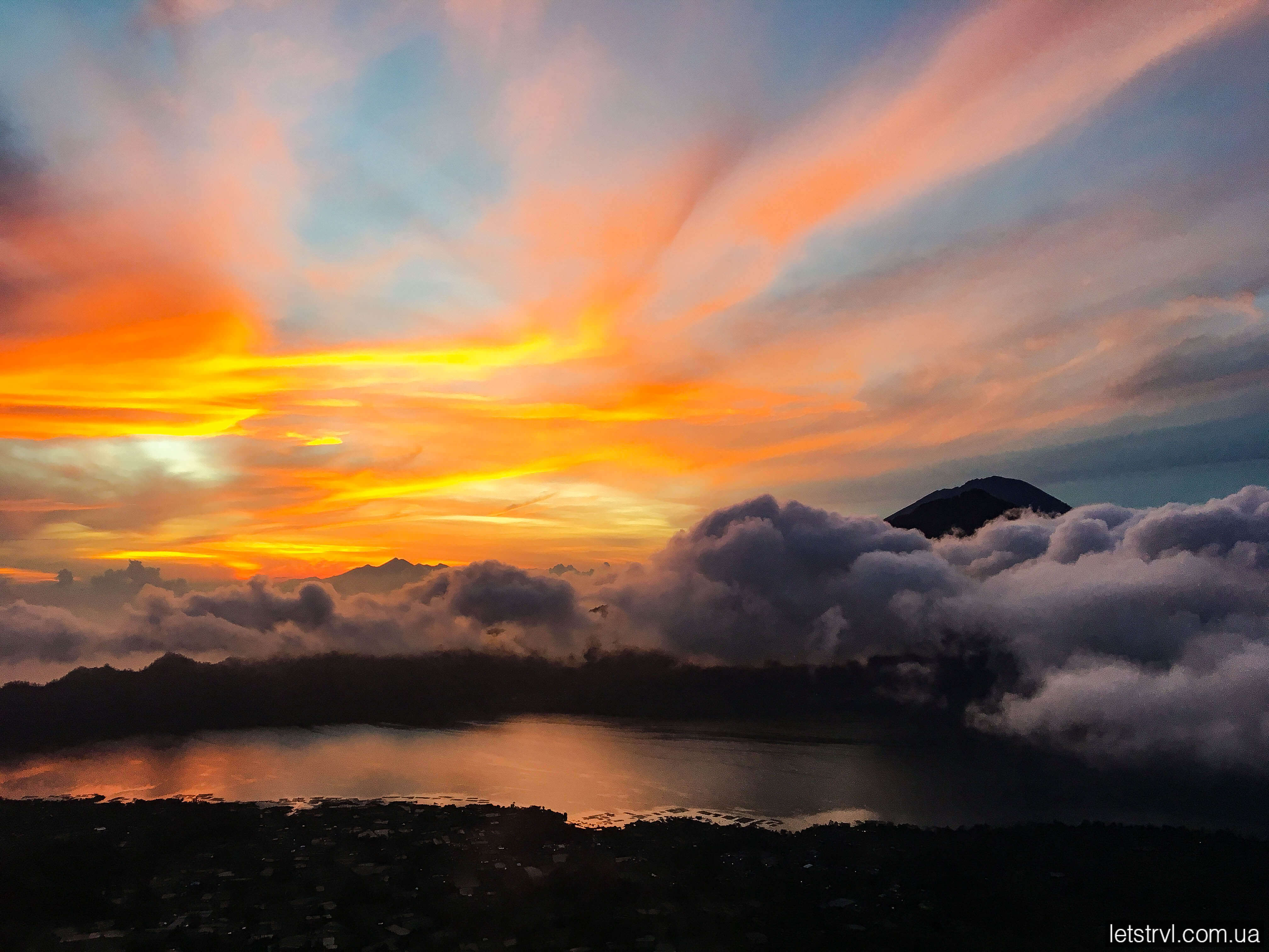 Світанок на вулкані Батур