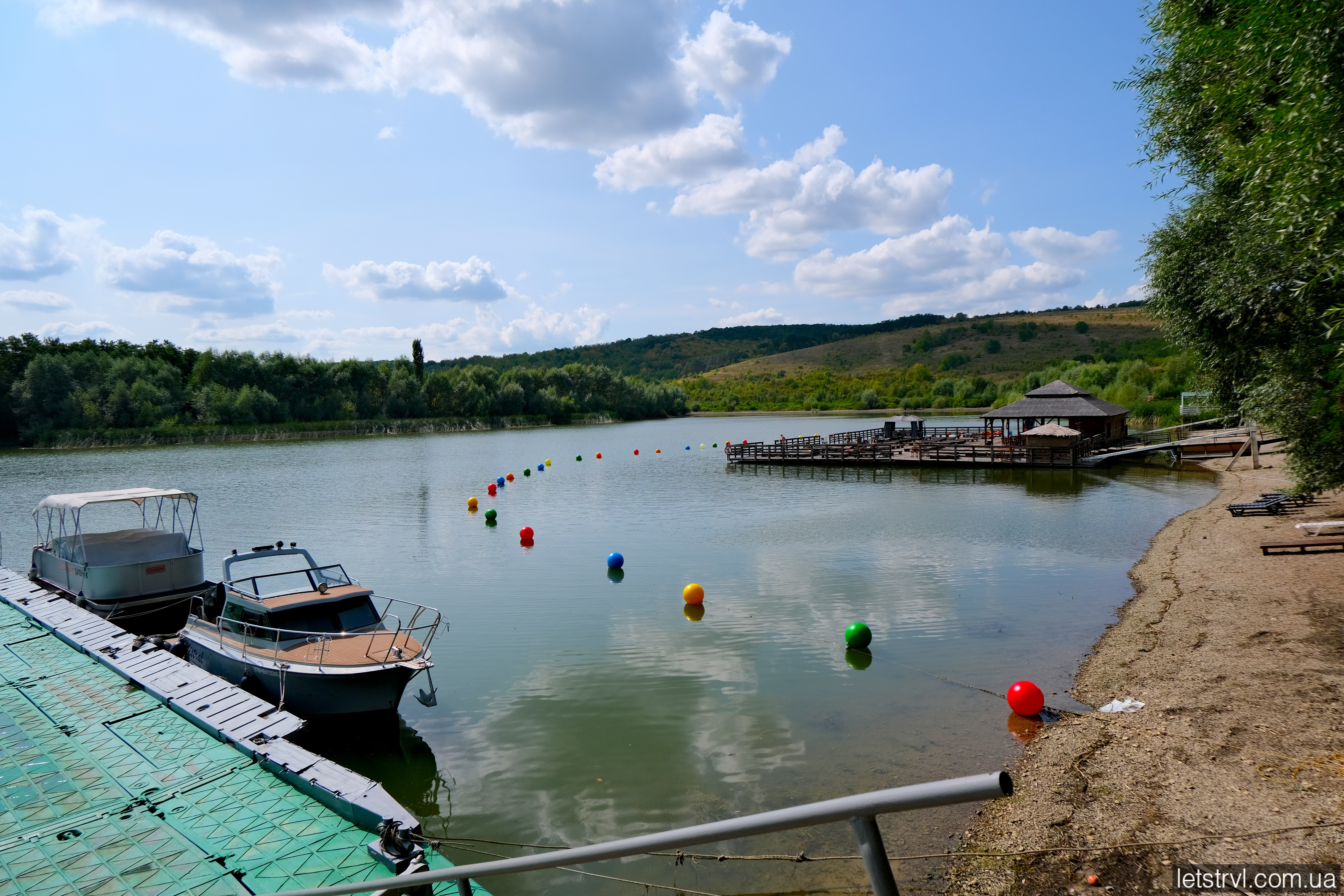 Територія готелю Теремки