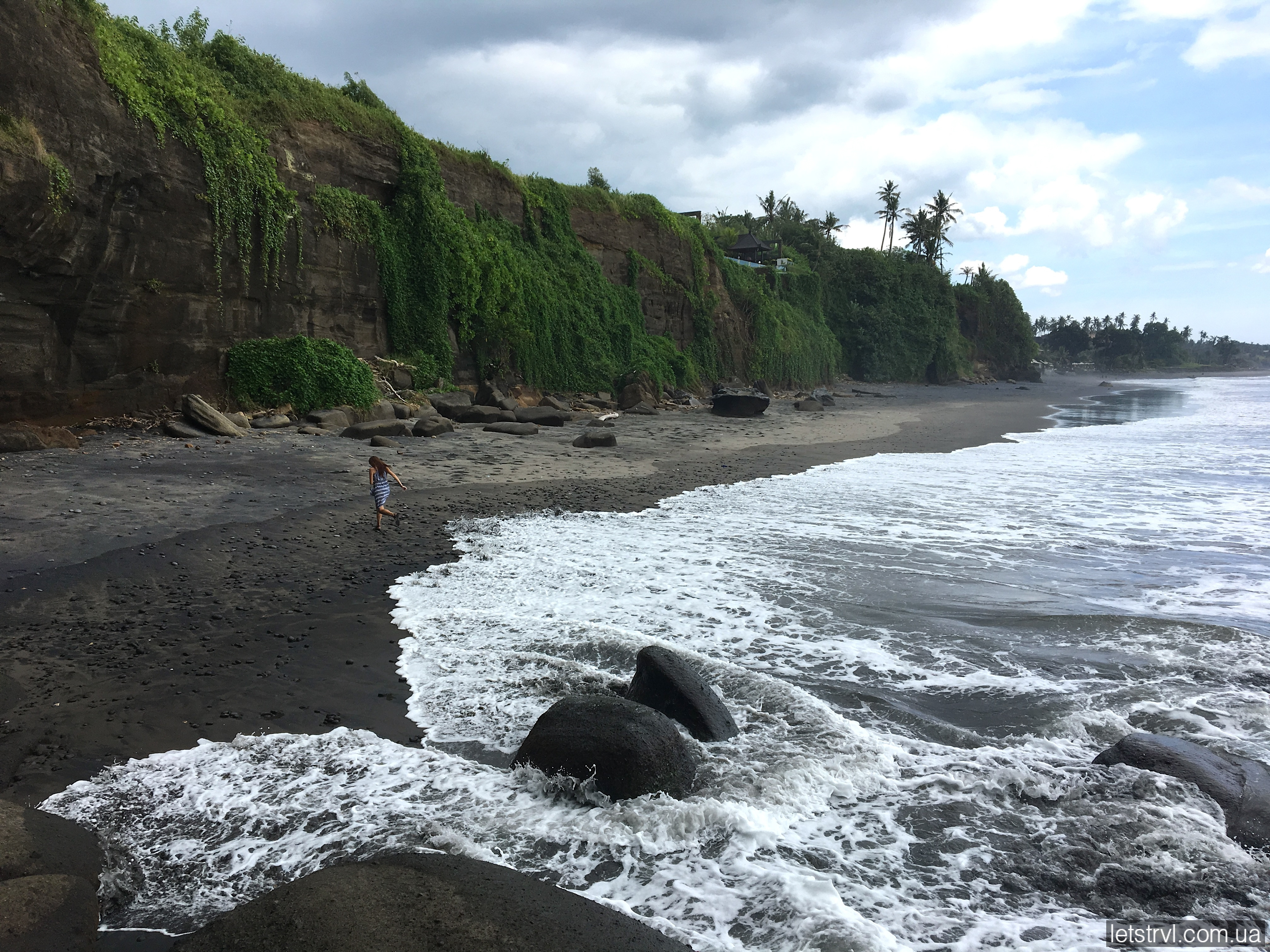 Чорний пляж Баліан на Балі